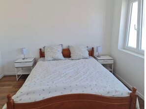 1 bedroom, bed sheets