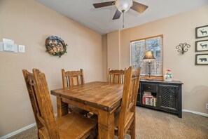 Basic Cabin | Living area - Happy on the Lake (Big Bear Lake)