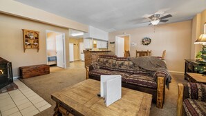 Basic Cabin | Living area - Happy on the Lake (Big Bear Lake)