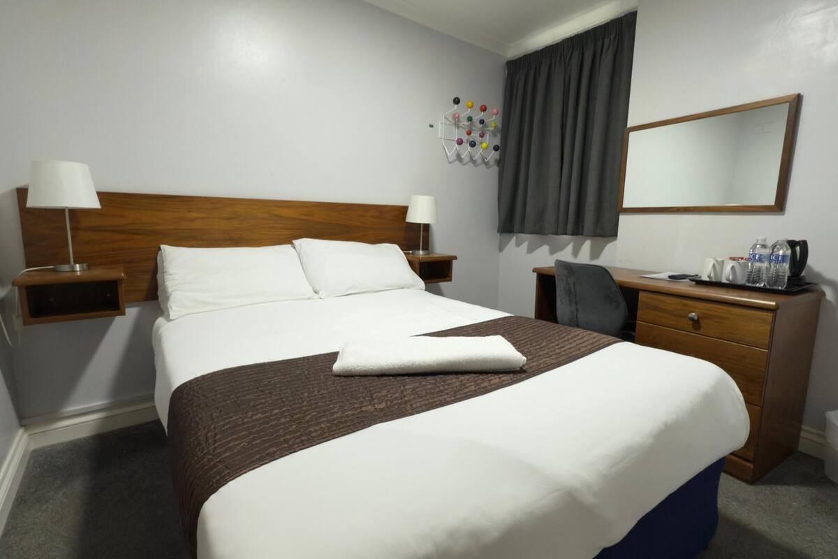 Double Room, Ensuite (Small)