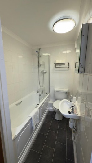 Eenpersoonskamer, en-suite badkamer | Badkamer | Een bad/douchecombinatie, handdoeken, zeep, shampoo