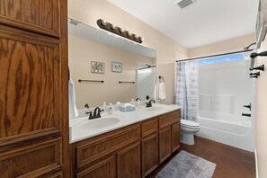 Dusj, hårføner og håndklær