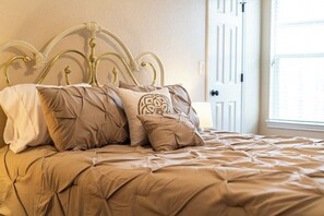 3 bedrooms, desk, iron/ironing board, WiFi - Upgraded 3BR Escape in Top-Tier Location (Temple)