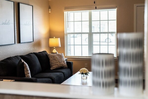 TV, books, offices - Upgraded 3BR Escape in Top-Tier Location (Temple)