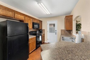 Fridge, microwave, oven, stovetop - Upgraded 3BR Escape in Top-Tier Location (Temple)