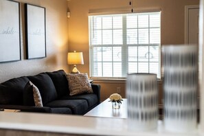 TV, books, offices - Upgraded 3BR Escape in Top-Tier Location (Temple)