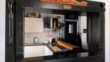 Réfrigérateur, micro-ondes, four, plaque de cuisson