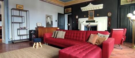 Smart TV, fireplace, DVD player, books