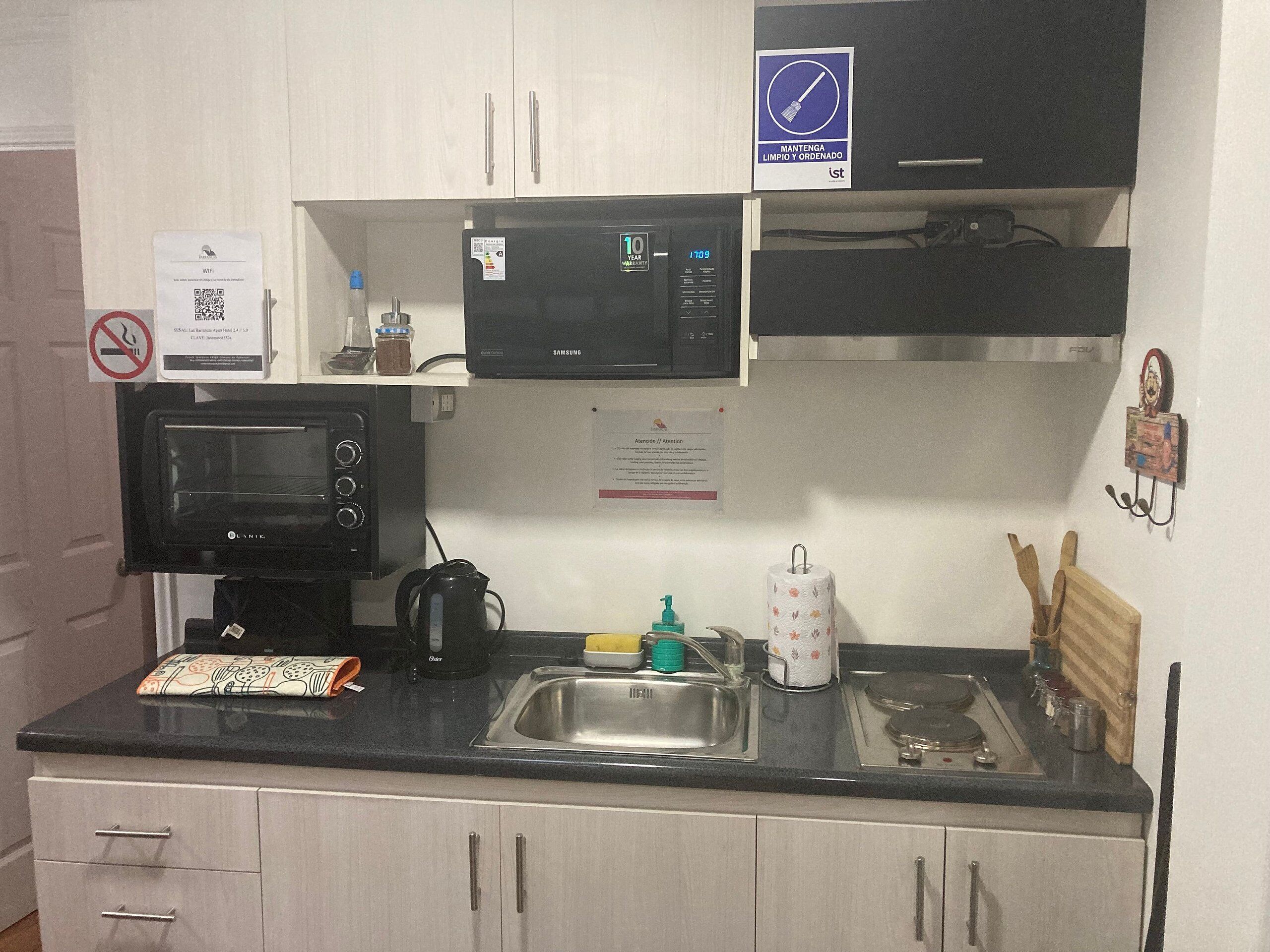 Frigorífico, microondas, horno y tostadora