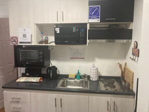 Kjøleskap, mikrobølgeovn, ovn og brødrister