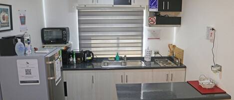 Réfrigérateur, micro-ondes, four, grille-pain