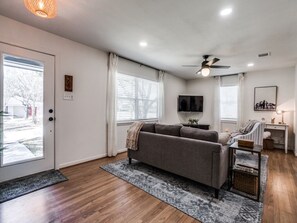 Living area - Bright and Spacious 3 BR 2 BR (Rockwall)