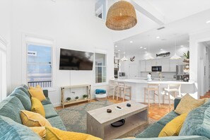 Smart-TV, Tischtennisplatte, Arbeitsbereiche