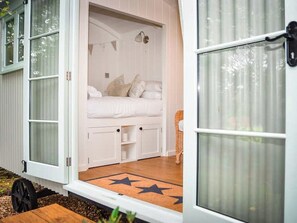 1 bedroom, free WiFi, bed sheets - Helen's Shepherds Hut (Haxton)