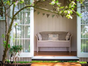 Terrace/patio - Helen's Shepherds Hut (Haxton)