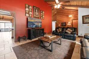 Chalet rustique de base | Aire de séjour