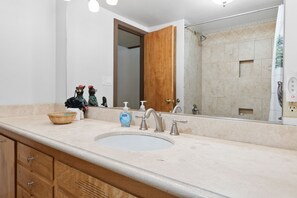 Basic Cabin | Bathroom
