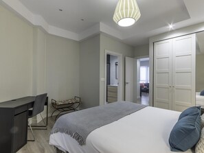 3 chambres, bureau, fer et planche à repasser, lit de bébé portatif