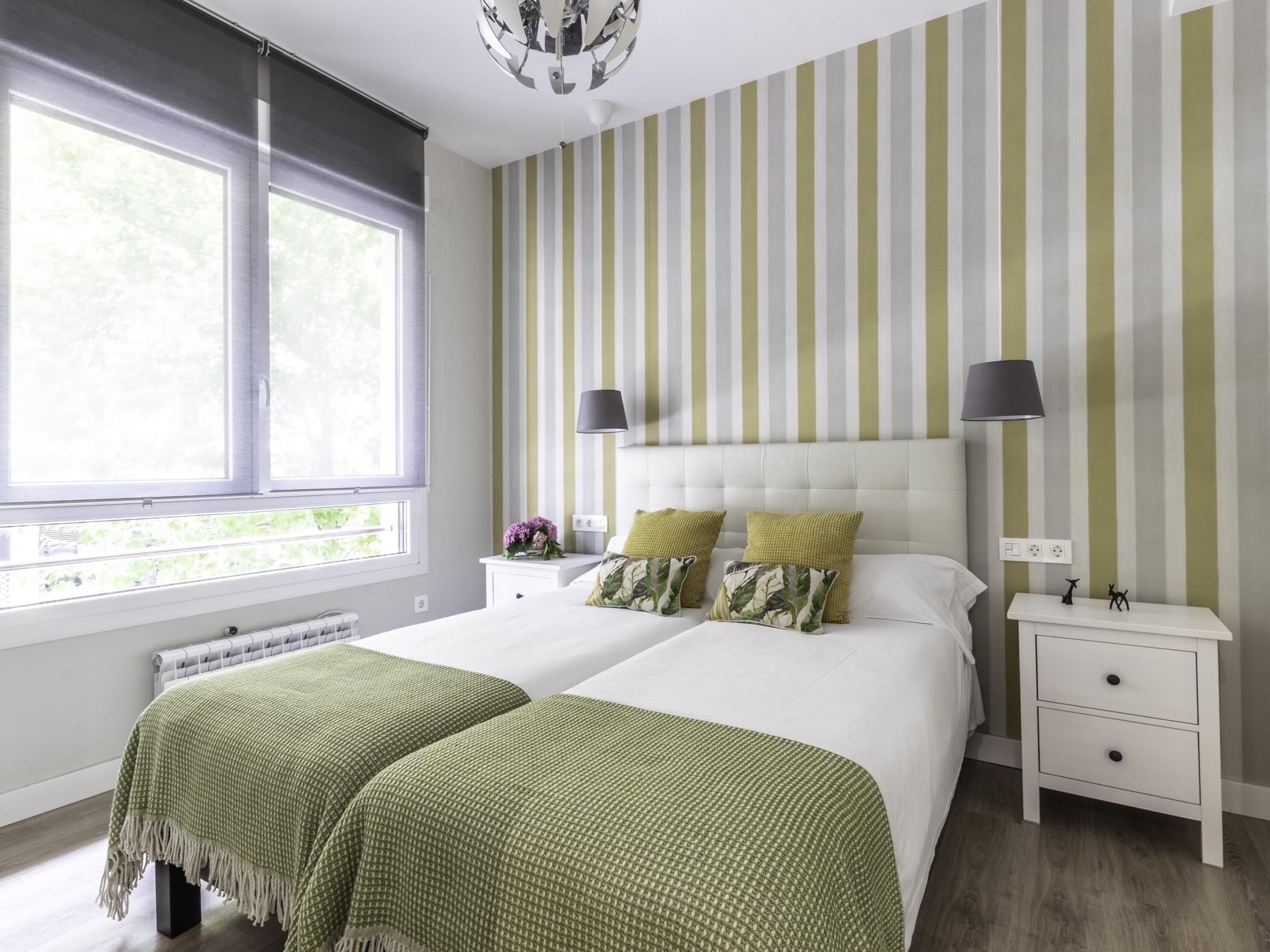 3 Schlafzimmer, Schreibtisch, Bügeleisen/Bügelbrett, Reisekinderbett