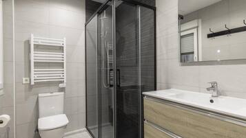 Een douche, milieuvriendelijke toiletartikelen, een haardroger