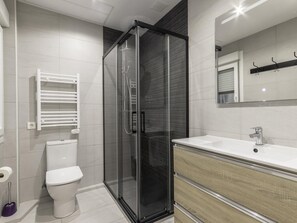 Shower, eco-friendly toiletries, hair dryer, towels