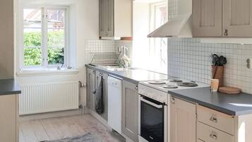 Køleskab, kogeplade, opvaskemaskine, kaffe-/temaskine