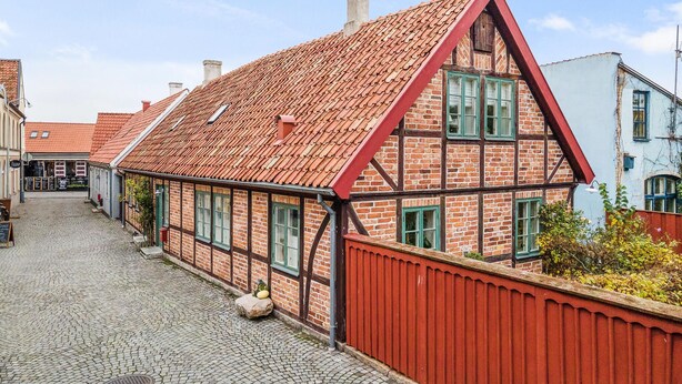 A traditional half-timbered house with a red-tiled roof and a cobblestone street. - Nice apartment in Simrishamn with WiFi (Simrishamn)