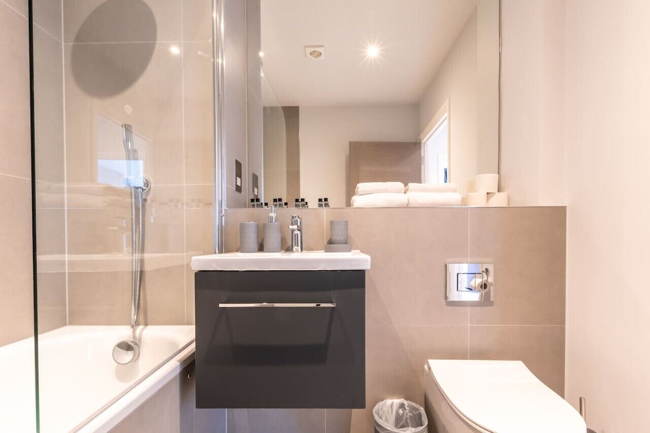 Combined shower/tub, towels