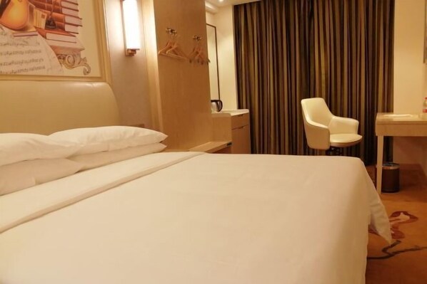 A hotel room with a bed, a desk, a chair, a mirror, and a curtain. - Vienna Hotel Chengdu Dufu Cottage The Jinsha Site (Chengdu)