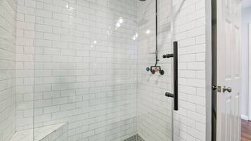 Basic Condo | Bathroom | Towels