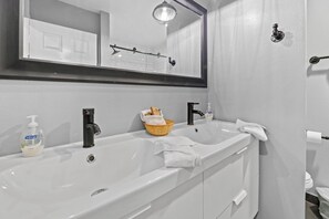 Basic Condo | Bathroom