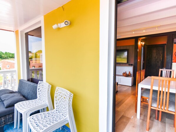 TV, fireplace - Beautiful flat with large garden (Oruña de Pielagos)