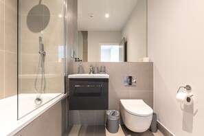 Combined shower/tub, towels