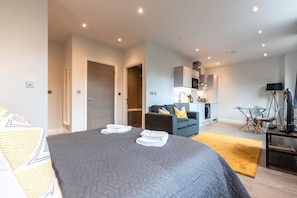 1 habitación, tabla de planchar con plancha, wifi y ropa de cama