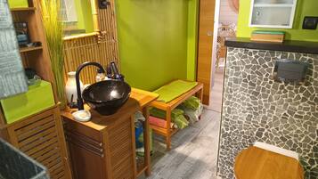 SĂšche-cheveux, serviettes fournies, savon, shampoing