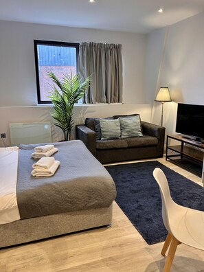 办公桌、熨斗/熨衣板、免费 WiFi、床单