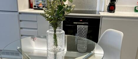 Refrigerador, microondas, horno, placa de cocina