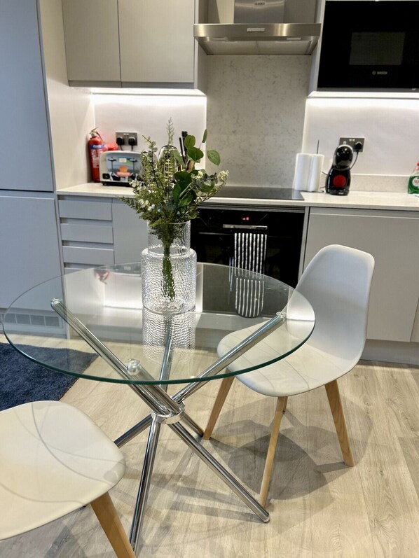 冰箱、微波炉、烤箱、炉灶