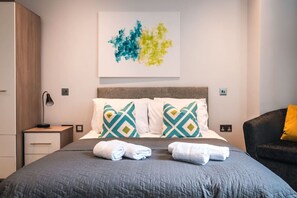 デスク、アイロン / アイロン台、WiFi (無料)、ベッドシーツ