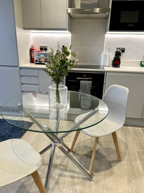 冷蔵庫、電子レンジ、オーブン、コンロ