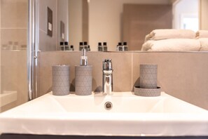 Combined shower/tub, towels