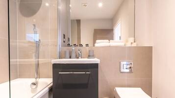 Combined shower/tub, towels