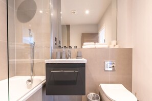 Ensemble douche/baignoire, serviettes fournies