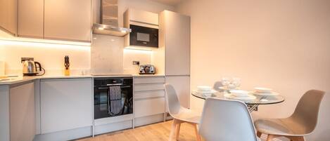 Réfrigérateur, micro-ondes, four, lave-vaisselle