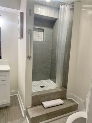 Shower, hair dryer, towels, soap - FIFA World Cup - 4Mi to Stadium - Private Basement Apt - Free Parking - Kitchen (Atlanta)