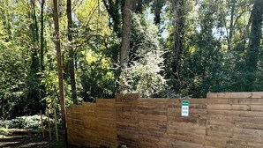 A gravel parking area with a wooden fence and a sign indicating visitor parking. - FIFA World Cup - 4Mi to Stadium - Private Basement Apt - Free Parking - Kitchen (Atlanta)