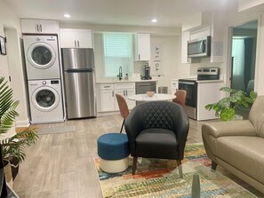 Interior - 5 mins to Downtown • 2 beds • Sleeps 2-4 • Private Basement • Free Parking (Atlanta)