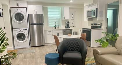 5 mins to Downtown • 2 beds • Sleeps 2-4 • Private Basement • Free Parking