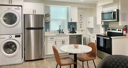 5 mins to Downtown • 2 beds • Sleeps 2-4 • Private Basement • Free Parking
