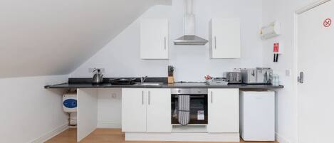 ثلاجة، ميكروويف، فرن، موقد طهي مسطح